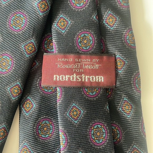 Handsewn Robert Talbott Nordstrom Finest Silk Navy Design Tie - Picture 5 of 7